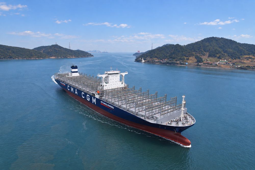 The 13,000 TEU newbuild with partially installed "Lashing-Free" technology during the test drive (© HD Hyundai)